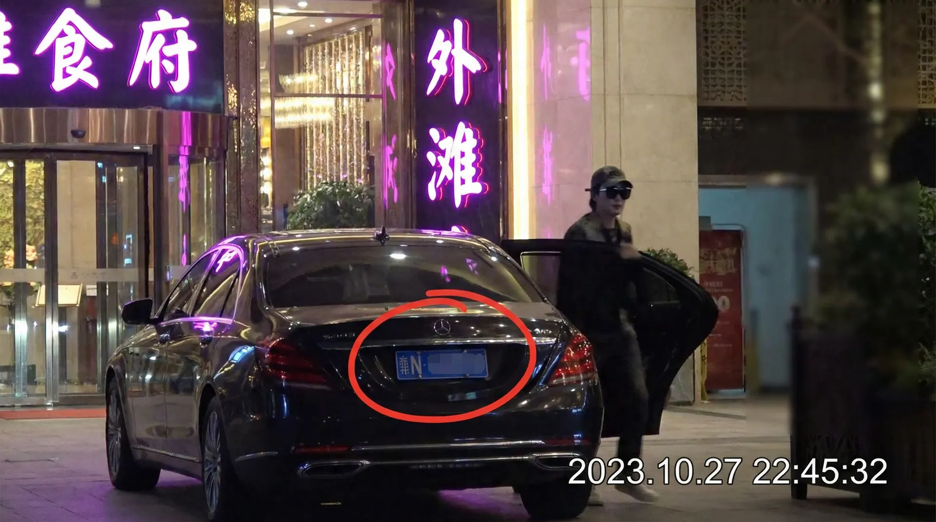 龙珠体育平台 - 豪车餐厅外被拍